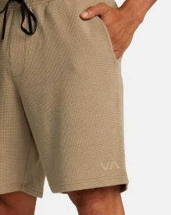 RVCA Shorts / Hybrids><noscript><img width=