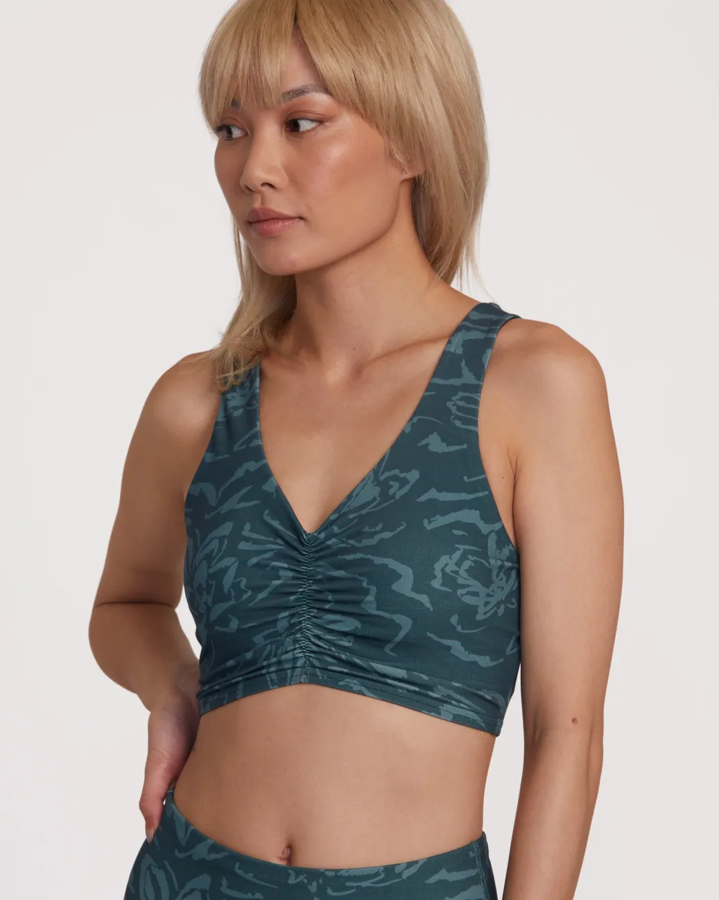 Women RVCA Workout Tops|Sport Bras>GATHERED FRONT FITTED CROP TOP