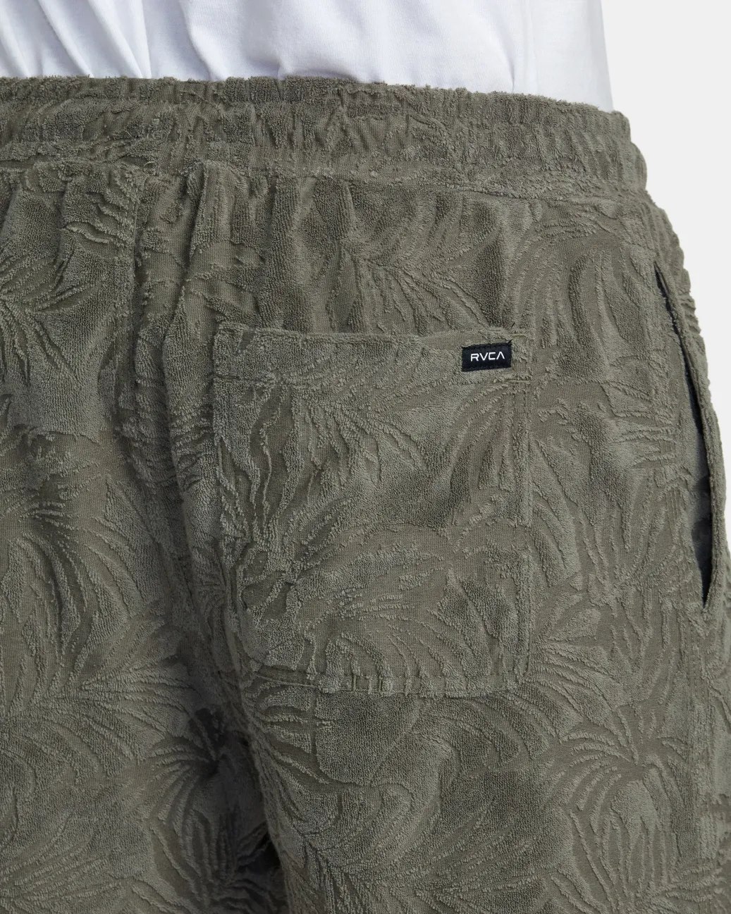 RVCA Shorts / Hybrids>PALMS DOWN 17" ELASTIC WAIST SHORTS