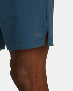 RVCA Shorts / Hybrids><noscript><img width=